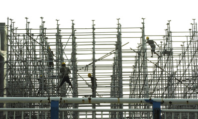 施工現(xiàn)場(chǎng)機(jī)歡人忙 看重點(diǎn)工程建設(shè)‘雨中行’